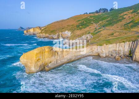 Vue aérienne de tunnel Beach près de Dunedin, Nouvelle-Zélande Banque D'Images