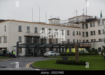 Vues générales de l'hôpital universitaire Limerick où le Dr Aiden O'Brien, consultant en matière de respiration, pratique. Banque D'Images