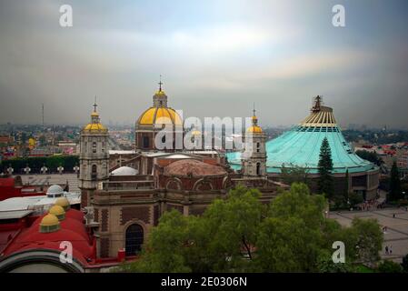 Mexico, Mexique - 18 octobre 2017 : anciennes et nouvelles basiliques de notre-Dame de Guadalupe d'un point de vue élevé Banque D'Images