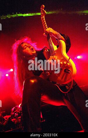 Yngwie Malmsteen se produit en direct lors de la tournée mondiale « Unleve the Fury » 2006 au théâtre Enmore de Sydney, en Australie, le 15 novembre 2006. Banque D'Images