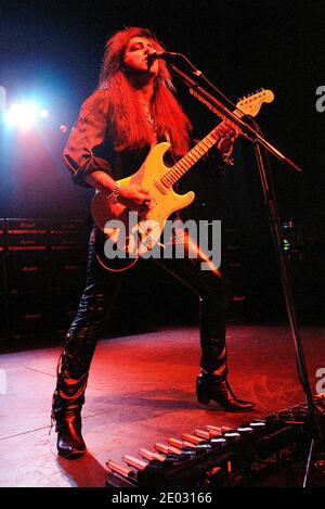 Yngwie Malmsteen se produit en direct lors de la tournée mondiale « Unleve the Fury » 2006 au théâtre Enmore de Sydney, en Australie, le 15 novembre 2006. Banque D'Images
