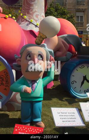 Gros plan d'un ninot dans un monument de fallero à Valence cela représente un vieil homme ayant une idée Banque D'Images