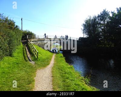 Cyclistes et randonneurs à un pont près de Glasson Basin on Le canal du Lancashire en 2020 Banque D'Images