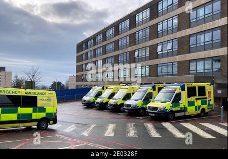 Ambulances garées à l'extérieur du service des accidents et des urgences de l'hôpital Queen Alexandra de Cosham, Portsmouth. Banque D'Images