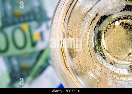 coupe de champagne au-dessus de 100 euros de billets de banque Banque D'Images