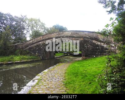 Pont menant à la branche Glasson du canal de Lancaster en 2020 montrant la première porte d'écluse. Banque D'Images