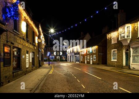 Des lumières et des décorations de Noël ornent la ville de Chatteris, un marché de Fenland, toujours une attraction populaire auprès des résidents et des visiteurs. Banque D'Images