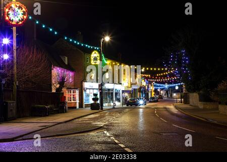 Des lumières et des décorations de Noël ornent la ville de Chatteris, un marché de Fenland, toujours une attraction populaire auprès des résidents et des visiteurs. Banque D'Images