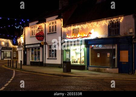 Des lumières et des décorations de Noël ornent la ville de Chatteris, un marché de Fenland, toujours une attraction populaire auprès des résidents et des visiteurs. Banque D'Images