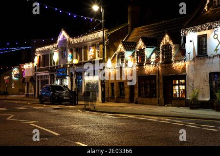 Des lumières et des décorations de Noël ornent la ville de Chatteris, un marché de Fenland, toujours une attraction populaire auprès des résidents et des visiteurs. Banque D'Images