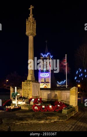 Des lumières et des décorations de Noël ornent la ville de Chatteris, un marché de Fenland, toujours une attraction populaire auprès des résidents et des visiteurs. Banque D'Images