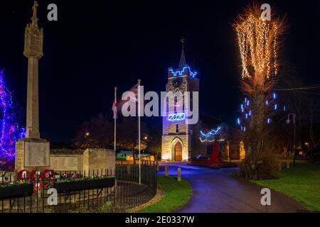 Des lumières et des décorations de Noël ornent la ville de Chatteris, un marché de Fenland, toujours une attraction populaire auprès des résidents et des visiteurs. Banque D'Images