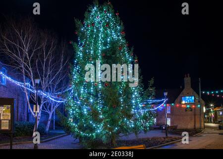 Des lumières et des décorations de Noël ornent la ville de Chatteris, un marché de Fenland, toujours une attraction populaire auprès des résidents et des visiteurs. Banque D'Images