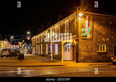 Des lumières et des décorations de Noël ornent la ville de Chatteris, un marché de Fenland, toujours une attraction populaire auprès des résidents et des visiteurs. Banque D'Images