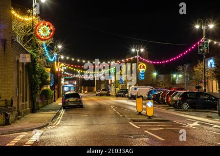 Des lumières et des décorations de Noël ornent la ville de Chatteris, un marché de Fenland, toujours une attraction populaire auprès des résidents et des visiteurs. Banque D'Images