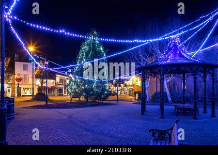 Des lumières et des décorations de Noël ornent la ville de Chatteris, un marché de Fenland, toujours une attraction populaire auprès des résidents et des visiteurs. Banque D'Images