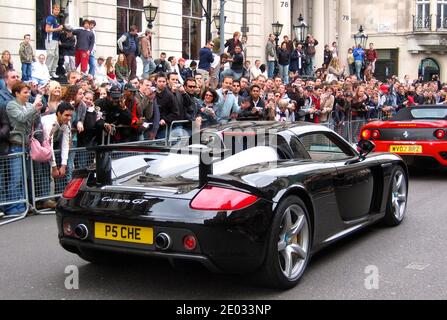 Black Porsche Carrera GT supercar au départ de l'événement Gumball 3000 Rally à Londres Angleterre avril 2006 Banque D'Images