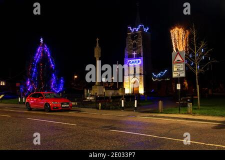 Des lumières et des décorations de Noël ornent la ville de Chatteris, un marché de Fenland, toujours une attraction populaire auprès des résidents et des visiteurs. Banque D'Images