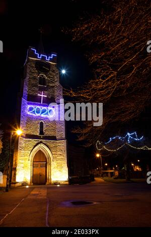 Des lumières et des décorations de Noël ornent la ville de Chatteris, un marché de Fenland, toujours une attraction populaire auprès des résidents et des visiteurs. Banque D'Images