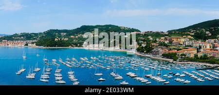 Vue aérienne du parc national des Cinque Terre. Magnifique golfe de poètes et yachts sous le ciel de la lue Banque D'Images