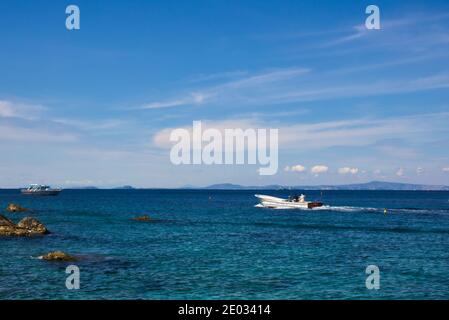 Magnifique paysage marin de l'île de Capri sous un ciel bleu, bateau naviguant dans la mer Banque D'Images