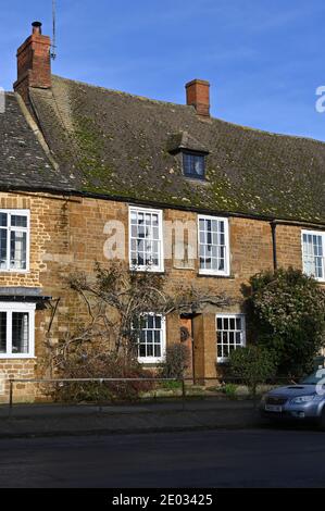 Dial House, The Middle House, High Street, Hook Norton, Oxfordshire a un cadran solaire datant de 1766 sur l'élévation avant de la propriété Banque D'Images