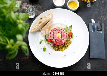 Filet de bœuf haché, tartare de bœuf et jaune d'œuf. Hors-d'œuvre appétissant. Suggestion de servir le plat. Photographie culinaire. Banque D'Images