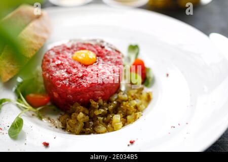 Filet de bœuf haché, tartare de bœuf et jaune d'œuf. Hors-d'œuvre appétissant. Suggestion de servir le plat. Photographie culinaire. Banque D'Images