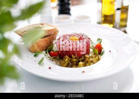 Filet de bœuf haché, tartare de bœuf et jaune d'œuf. Hors-d'œuvre appétissant. Suggestion de servir le plat. Photographie culinaire. Banque D'Images