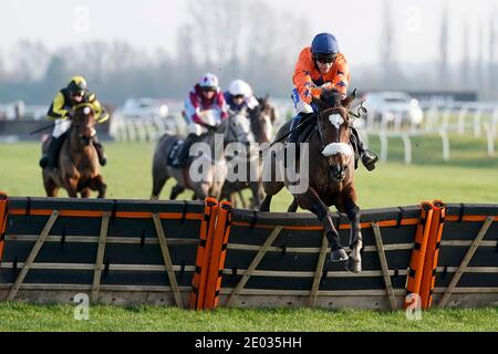 Tom Scudamore de l'attaque de panique de circonscription clair le dernier à gagner les MansionBet Cheers à 2021 Maress' handicap Hurdleat Newbury Racecourse. Banque D'Images