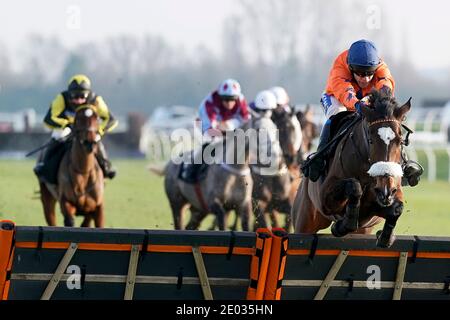 Tom Scudamore de l'attaque de panique de circonscription clair le dernier à gagner les MansionBet Cheers à 2021 Maress' handicap Hurdleat Newbury Racecourse. Banque D'Images