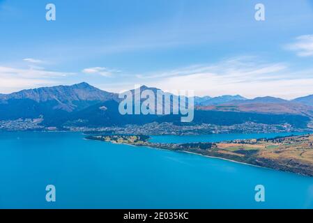 Vue aérienne de Queenstown au lac Wakatipu en Nouvelle-Zélande Banque D'Images