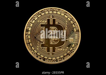 Or Bitcoin électronique crypto-monnaie monnaie pièce de monnaie découpée et isolée sur fond noir, photo de stock image Banque D'Images