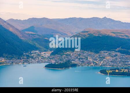 Vue aérienne de Queenstown au lac Wakatipu en Nouvelle-Zélande Banque D'Images