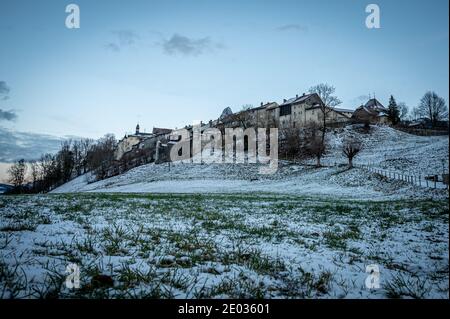 Paysage d'hiver du village de Gruyere, Suisse. La beauté dans la nature. Banque D'Images