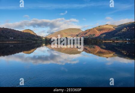 HELM Crag, Seat Sandal et Great Rigg se reflètent à Grasmere, Lake District, Cumbria Banque D'Images