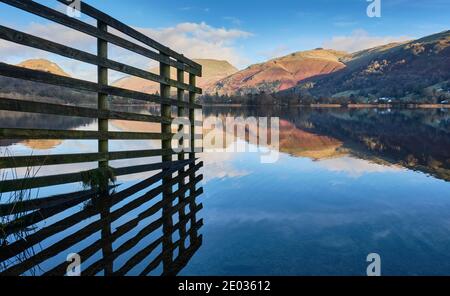 HELM Crag, Seat Sandal et Great Rigg se reflètent à Grasmere, Lake District, Cumbria Banque D'Images