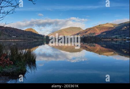 HELM Crag, Seat Sandal et Great Rigg se reflètent à Grasmere, Lake District, Cumbria Banque D'Images