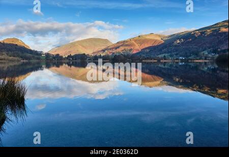 HELM Crag, Seat Sandal et Great Rigg se reflètent à Grasmere, Lake District, Cumbria Banque D'Images