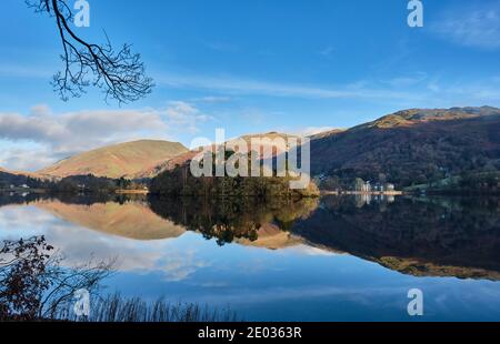 Seat Sandal, Great Rigg, Grasmere Island et l'hôtel Daffodil se reflètent à Grasmere, Lake District, Cumbria Banque D'Images