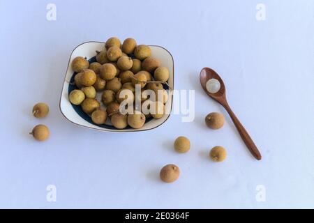 Une assiette de longan frais sur fond blanc, vue de dessus, nourriture saine Banque D'Images