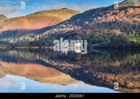 Le Great Rigg et le Daffodil Hotel se reflètent à Grasmere, Lake District, Cumbria Banque D'Images