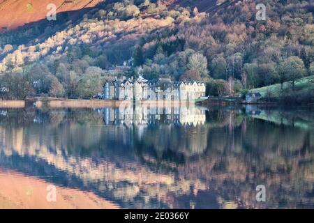 L'hôtel Daffodil se reflète à Grasmere, Lake District, Cumbria Banque D'Images