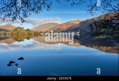 HELM Crag, Seat Sandal et Great Rigg se reflètent à Grasmere, Lake District, Cumbria Banque D'Images