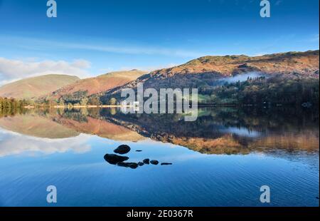 Siège Sandal, Great Rigg et Heron Pike se reflètent à Grasmere, Lake District, Cumbria Banque D'Images