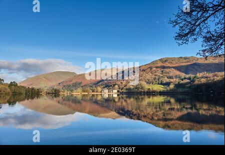 Siège Sandal, Great Rigg et Heron Pike se reflètent à Grasmere, Lake District, Cumbria Banque D'Images