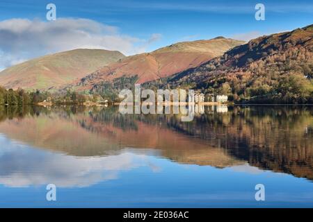 Seat Sandal, Great Rigg et l'hôtel Daffodil se reflètent à Grasmere, Lake District, Cumbria Banque D'Images