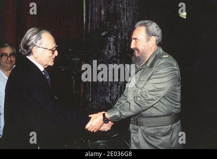 29 décembre 2020. Photo non datée de Perre Cardin et Fidel Castro. Le couturier français Pierre Cardin est décédé à l'hôpital de Neuilly, à l'ouest de Paris, a confirmé sa famille. Il était connu pour son style avant-gardiste et ses modèles de style Space Age, qui comprenaient sa célèbre robe à bulles en 1954. Photo de courtoisie de la collection privée via ABACAPRESS. Credit: ABACAPRESS/Alamy Live News Banque D'Images