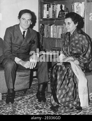 29 décembre 2020. Photo non datée de Pierre Cardin et Indira Gandhi, Jeanne Moreau. Le couturier français Pierre Cardin est décédé à l'hôpital de Neuilly, à l'ouest de Paris, a confirmé sa famille. Il était connu pour son style avant-gardiste et ses modèles de style Space Age, qui comprenaient sa célèbre robe à bulles en 1954. Photo de courtoisie de la collection privée via ABACAPRESS. Credit: ABACAPRESS/Alamy Live News Banque D'Images