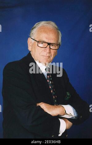 29 décembre 2020. Photo du fichier non daté de Perre Cardin. Le couturier français Pierre Cardin est décédé à l'hôpital de Neuilly, à l'ouest de Paris, a confirmé sa famille. Il était connu pour son style avant-gardiste et ses modèles de style Space Age, qui comprenaient sa célèbre robe à bulles en 1954. Photo de courtoisie de la collection privée via ABACAPRESS. Credit: ABACAPRESS/Alamy Live News Banque D'Images